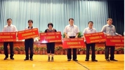 2011年6月，集團董事長梁林青在“廣東扶貧濟困日”活動中捐款100萬元。此項活動廣東堅基集團每年均有捐贈。